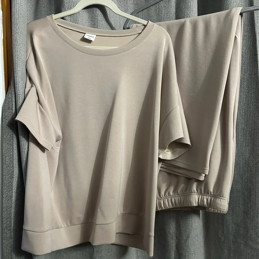 EUC, worn once.
Very trendy and comfortable.
For lounging or dress up w/jewelry - Picture 1 of 5